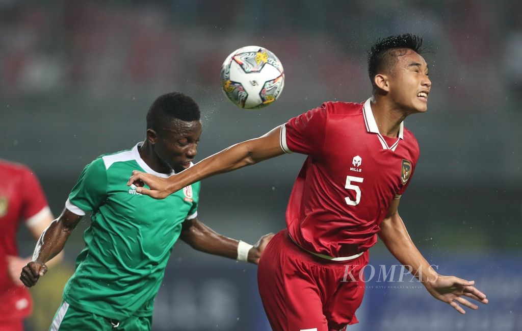 Bek tim nasional Indonesia Rizky Ridho (kanan) gagal menyundul bola saat dibayangi bek Burundi Harermana Rashid dalam laga FIFA Match Day di Stadion Patriot Candrabhaga, Bekasi, Jawa Barat, Sabtu (25/3/2023). Indonesia menang 3-1 atas tim asal Afrika itu. 
