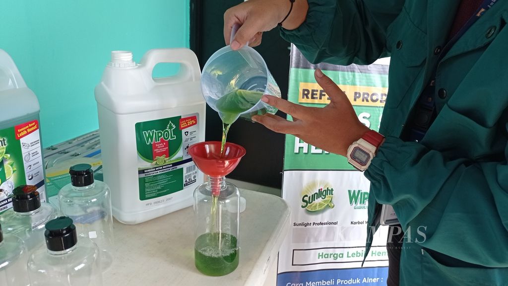 Isi ulang produk sabun dalam kemasan guna ulang untuk mengurangi sampah plastik di Jakarta Selatan, Kamis (19/10/2023).