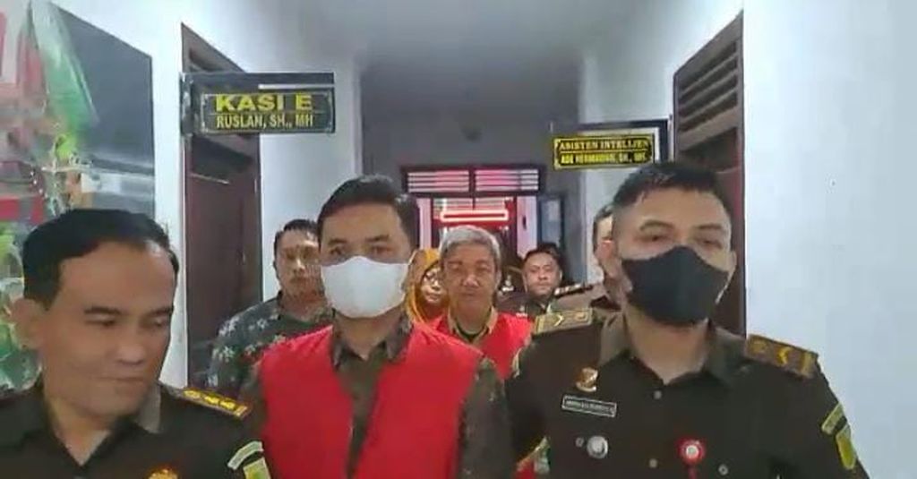 Sekretaris Daerah Kota Kendari Ridwansyah Taridala (belakang) dan staf Tim Percepatan Pembangunan Kota Kendari Syarif Maulana (depan) ditahan Kejati Sultra, Senin (13/3/2023).