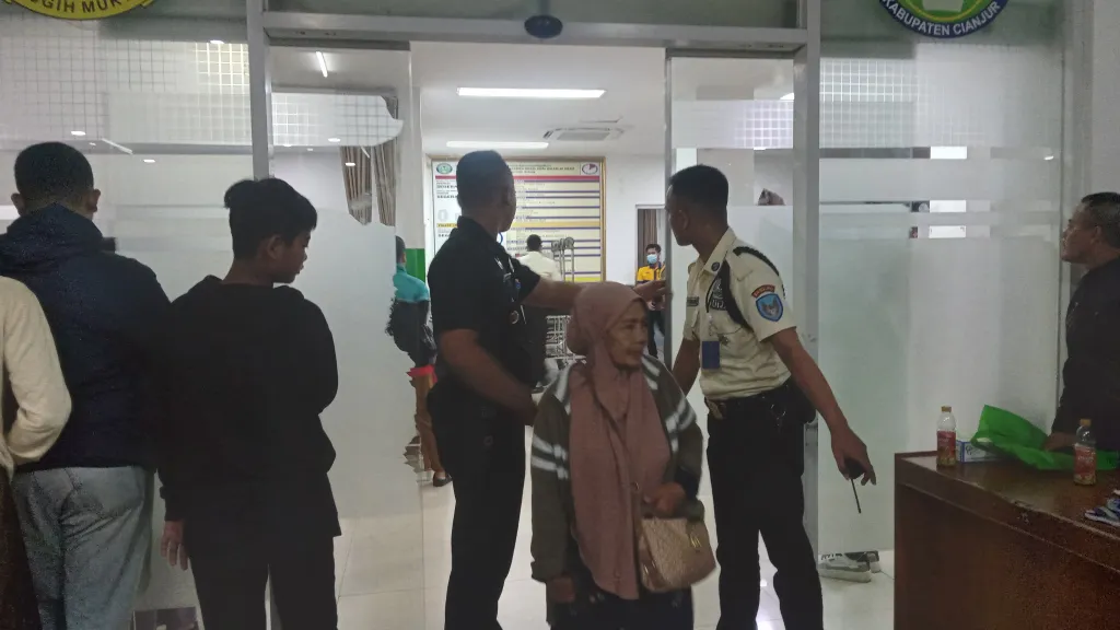Tampak ruang IGD Rumah Sakit Umum Daerah Sayang Cianjur di Kabupaten Cianjur Jawa Barat, Senin (21/4/2025) malam. Di tempat ini menjadi lokasi puluhan siswa dirawat karena mengalami gejala keracunan diduga setelah mengonsumsi Makan Bergizi Gratis (MBG). Jumlah korban di rumah sakit mencapai 52 orang. (SUMBER: KOMPAS.ID)
