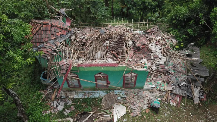Gempa Guncang Karawang dan Bekasi, Bangunan Rusak dan Warga Terdampak Bertambah
