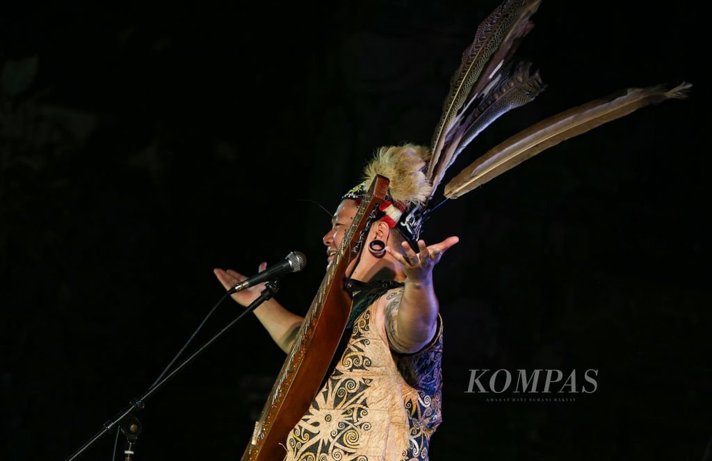Uyau Moris dari Kalimantan Utara mengajak penonton untuk turut bernyanyi pada perhelatan Indonesian Music Expo (Imex) 2023 di Museum Puri Lukisan, Ubud, Bali, Jumat (22/9/2023) malam. Pertemuan, konser, dan upaya ekspansi musik tradisional untuk merambah pasar global ini telah memasuki tahun keempat. 