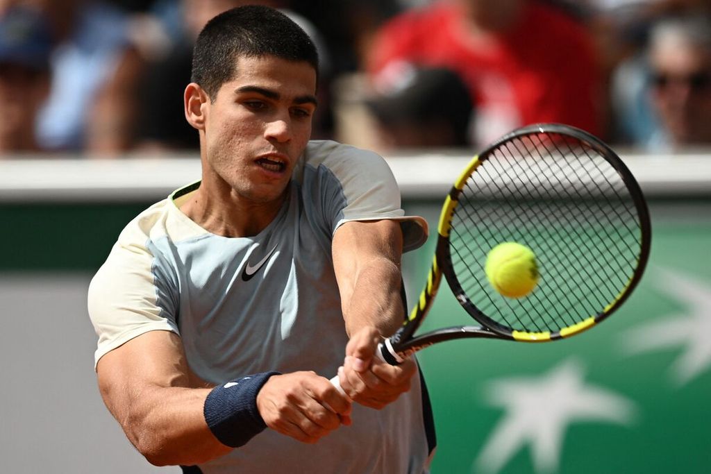 Petenis Spanyol Carlos Alcaraz mengembalikan bola ke petenis Spanyol Albert Ramos-Vinolas pada laga Perancis Terbuka di Lapangan Simonne-Mathieu, Roland Garros, Paris, Rabu (25/5/2022). Alcaraz menang dengan skor 6-1, 6-7 (7), 5-7, 7-6 (2), 6-4. 