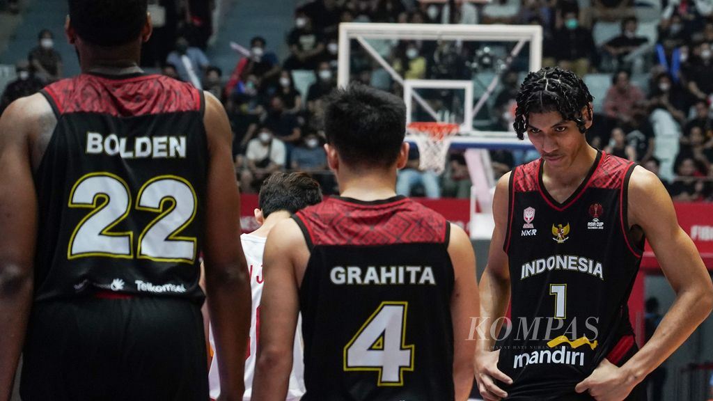 Ekspresi pemain timnas Indonesia, Derrick Michael Xzavierro (kanan), di sela-sela berlaga melawan timnas China dalam <i>play off</i> Piala Asia FIBA 2022 di Istora Senayan, Jakarta, Senin (18/7/2022). Ketangguhan China tak mampu dibendung Indonesia sehingga menang telak 106-58. Sejak kuarter pertama hingga kuarter keempat pun, skor antara China dan Indonesia terpaut jauh, yaitu 29-11, 59-21, 77-44, dan 106-58. Kekalahan ini memupus harapan Indonesia melaju ke laga Piala Dunia Basket 2023.