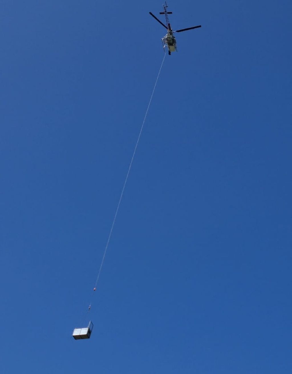 Helikopter mengangkut harimau sumatera bernama Citra saat hendak dilepasliarkan di zona inti Taman Nasional Kerinci Seblat (TNKS), Jambi, Rabu (8/6/2022). Dua harimau sumatera itu anak dari korban konflik. Keduanya lahir dan besar di Suaka Satwa Harimau Sumatera Barumun.