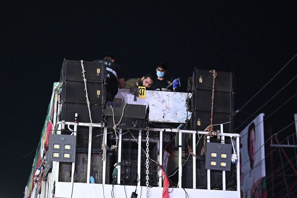 Aparat penyelidik memeriksa kendaraan bak terbuka yang dinaiki mantan PM Imran Khan dalam kampanye partainya, beberapa jam setelah insiden penembakan terhadap Khan di Wazirabad, Pakistan, Kamis (3/11/2022). 
