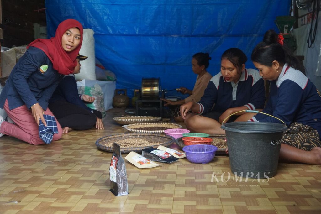 https://assetd.kompas.id/TjyZ_ZWbqCjQSManQVJa0VfkfHY=/1024x683/filters:watermark(https://cdn-content.kompas.id/umum/kompas_main_logo.png,-16p,-13p,0)/https%3A%2F%2Fkompas.id%2Fwp-content%2Fuploads%2F2020%2F09%2F20200921IDO_Kopi_Liberika6_1600688962.jpg