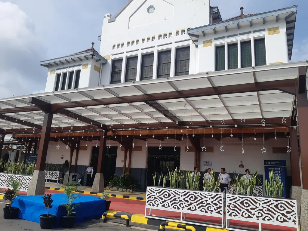 Suasana bagian depan Stasiun Cirebon, Kota Cirebon, Jawa Barat, Senin (23/12/2024). Hingga Senin pagi, masih tersedia 65.227 tiket kereta di wilayah PT Kereta Api Indonesia (Persero) Daerah Operasi 3 Cirebon.