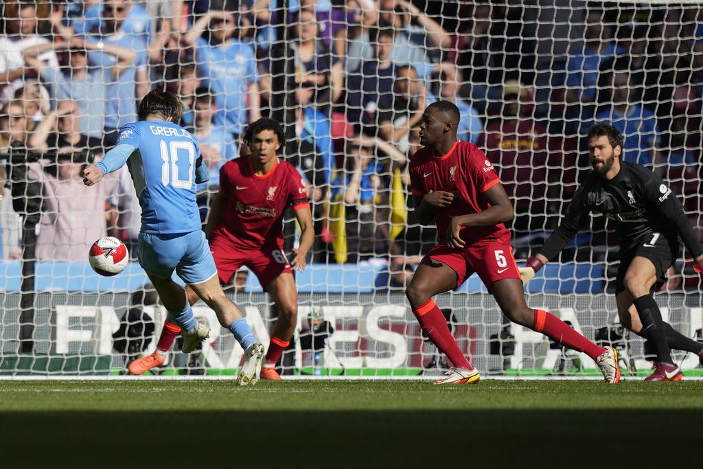 Pemain Manchester City Jack Grealish (kiri) mencetak gol pertama untuk timnya dalam pertandingan semifinal Piala FA antara Manchester City dan Liverpool di Stadion Wembley, London, Sabtu (16/4/2022) malam WIB. Liverpool menaklukkan City, 3-2.