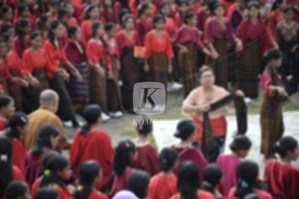 Sejumlah warga menari bersama usai mengikuti upacara bendera Hari Lahir Pancasila di Lapangan Pancasila, Ende, Nusa Tenggara Timur (NTT), Sabtu (1/6/2024).