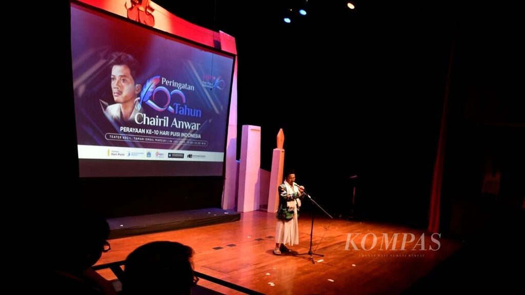 Penyair Atik Bintoro membacakan puisi dalam peringatan 100 tahun penyair Chairil Anwar dan perayaan 10 tahun Hari Puisi Indonesia di Teater Kecil, Taman Ismail Marzuki, Jakarta, Selasa (26/7/2022). Acara yang digelar secara luring dan daring tersebut menampilkan pertunjukan puisi dan diskusi yang diikuti oleh para penyair dan sastrawan dari berbagai daerah di Indonesia serta sejumlah sastrawan dari mancanegara, seperti Malaysia, Azerbaijan, Korea, dan Rusia. 