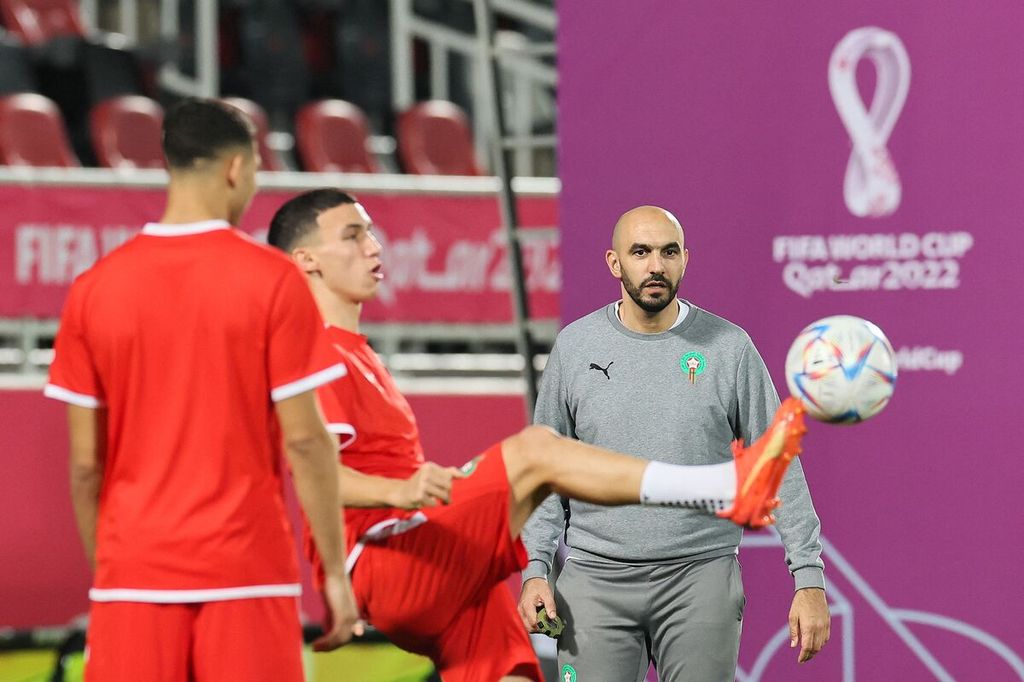 Pelatih Maroko Walid Regragui memimpin latihan pemain di Stadion Al Duhail SC, Doha, Senin (5/12/2022). Maroko akan melawan Spanyol dalam pertandingan babak 16 besar Piala Dunia Qatar, Selasa (6/12/2022). 
