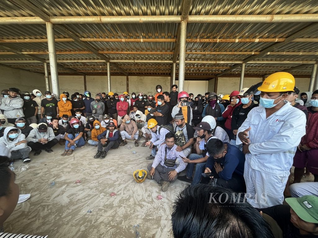 Ratusan pekerja kawasan PT Virtue Dragon Industrial Park (VDNIP),yang melakukan aksi mogok kerja berdialog dengan perwakilan pemerintah di Morosi, Konawe, Sulawesi Tenggara, Rabu (22/3/2023). Ribuan pekerja dari dua perusahaan di kawasan ini, yaitu PT Virtue Dragon Nickel Industry dan PT Obsidian Stainless Steel, melakukan aksi mogok kerja menuntut berbagai hal ke perusahaan yang dianggap tidak menaati aturan ketenagakerjaan.