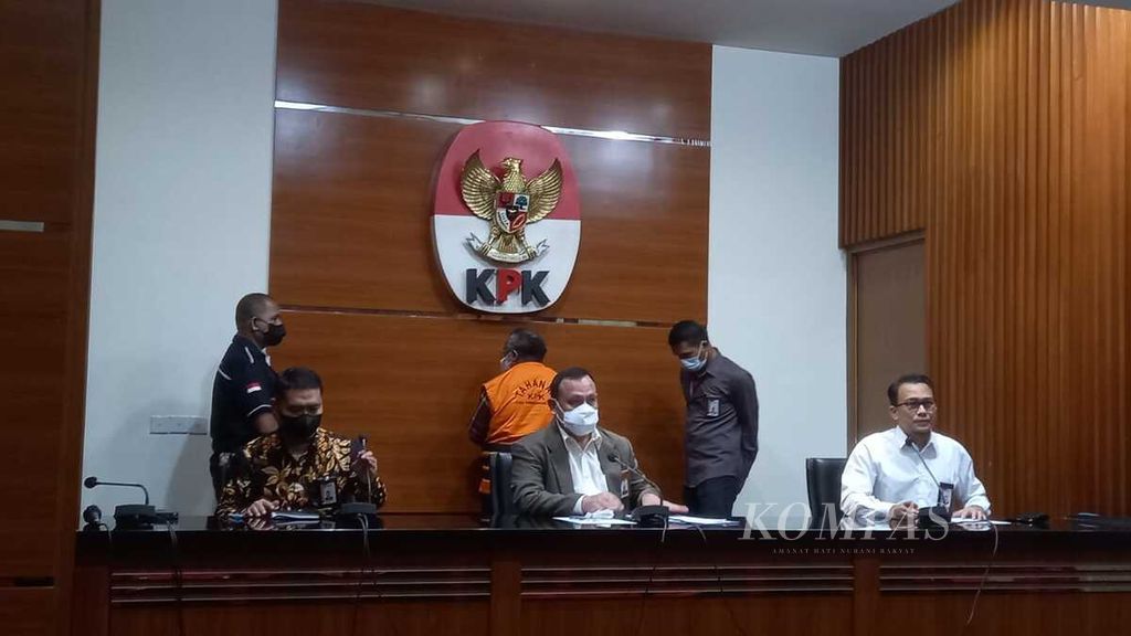 Ketua Komisi Pemberantasan Korupsi (KPK) Firli Bahuri (tengah) dalam konferensi pers penahanan Bupati Kabupaten Mimika periode 2014-2019 dan periode 2019-2024 Eltinus Omaleng di Gedung Merah Putih KPK, Jakarta, Kamis (8/9/2022). Eltinus ditahan KPK karena diduga melakukan korupsi pembangunan Gereja Kingmi Mile 32 di Kabupaten Mimika, Papua, yang merugikan negara sebesar Rp 21,6 miliar.