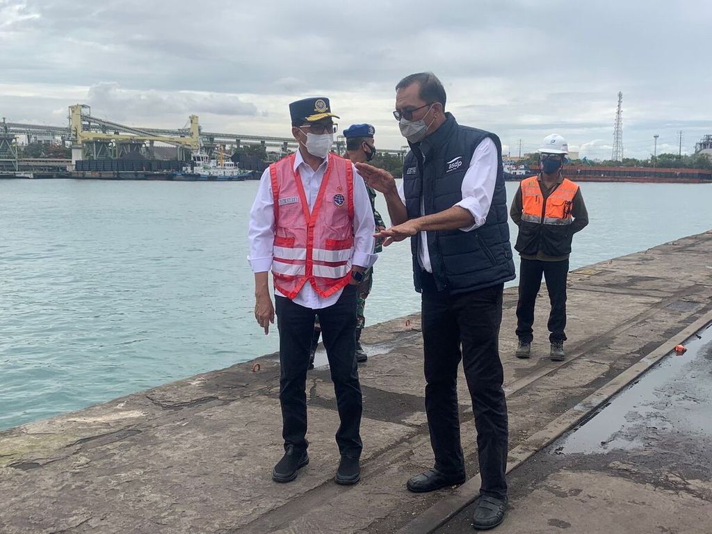 Menteri Perhubungan Budi Karya Sumadi,  Sabtu (30/4/2022), meninjau penyiapan pengoperasian Pelabuhan Umum Ciwandan di Kecamatan Ciwandan Kota Cilegon, Banten. Dermaga di pelabuhan milik Pelindo itu akan digunakan sebagai dermaga tambahan untuk penyeberangan ke Sumatera, sehingga sebagian kendaraan yang akan menyeberang dari Pelabuhan Merak bisa dialihkan ke sana dan kepadatan arus kendaraan ke Merak bisa diurai.