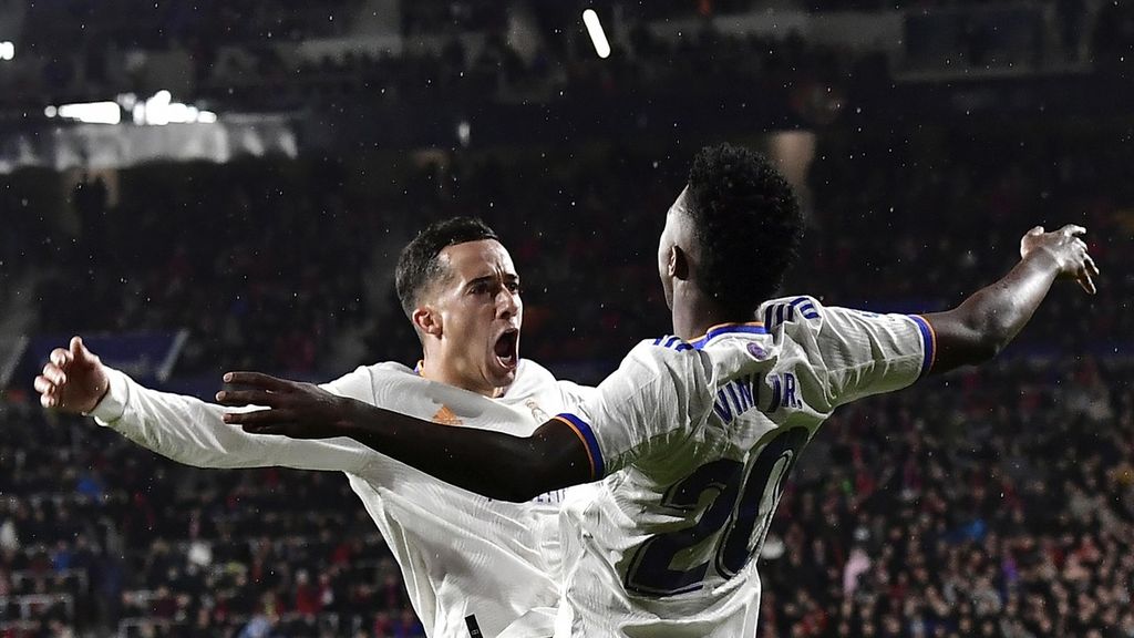 Pemain Real Madrid Lucas Vazquez, kiri, merayakan dengan pemain Real Madrid Vinicius Junior setelah mencetak gol ketiga timnya selama pertandingan sepak bola Liga Spanyol antara Osasuna dan Real Madrid di Stadion El Sadar di Pamplona, Spanyol, Rabu, 20 April 2022.