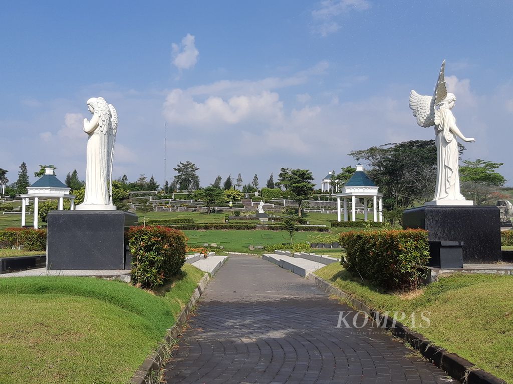 Suasana pemakaman di San Diego Hills, Karawang, Jawa Barat, Jumat (9/6/2023).