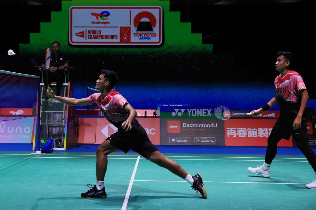Ganda putra Indonesia Bagas Maulana/Muhammad Shohibul Fikri mengembalikan bola ke ganda Skotlandia, Alexander Dunn/Adam Hall pada babak kedua Kejuaraan Dunia Bulu Tangkis di Tokyo, Jepang, Rabu (24/8/2022). Bagas/Fikri kalah dengan skor 21-17, 19-21, 15-21.
