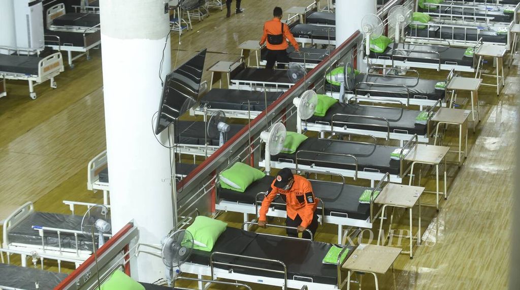 Officers check a bed at the Lapangan Tembak Hospital in Kedung Cowek, Surabaya, East Java, Monday (7/2/2022). The Surabaya City Government has again prepared the Shooting Field Hospital to anticipate the surge in Covid-19 patients. The shooting range hospital has a capacity of 1,000 beds.