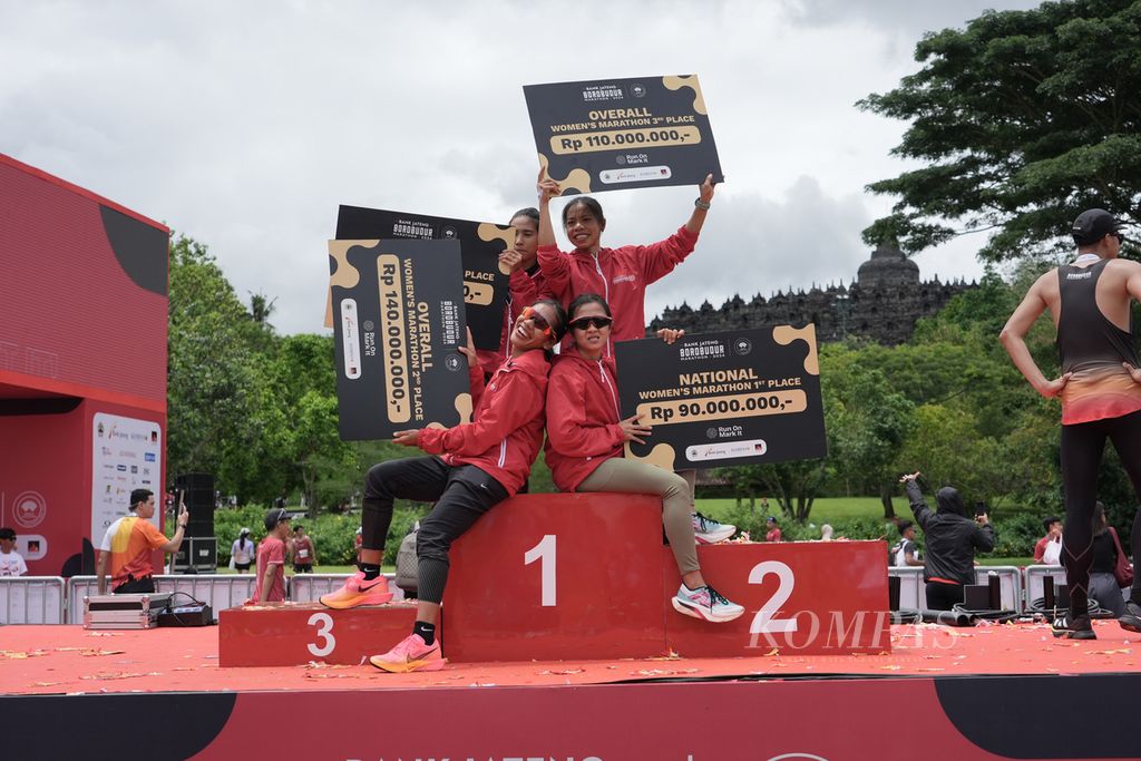 Para atlet nasional putri berpose dengan nominal hadiah yang mereka dapat dari Bank Jateng Borobudur Marathon 2024, Minggu (1/12/2024). Borobudur Marathon 2024 diikuti oleh 10.500 pelari dalam tiga kategori, yaitu lari maraton, setengah maraton, dan 10 kilometer.