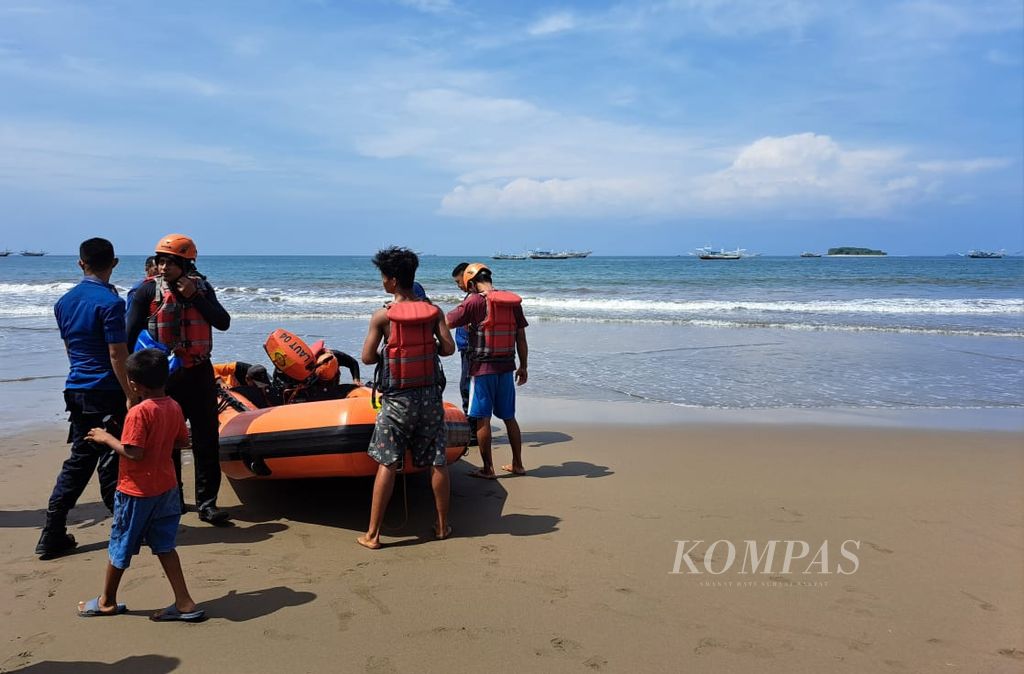 Petugas Kantor SAR Padang beserta petugas lainnya dan warga seusai memeriksa dan menyelamatkan paus bungkuk yang muncul dan sempat terlilit jaring di perairan Kelurahan Pasie Nan Tigo, Kecamatan Koto Tangah, Kota Padang, Sumatera Barat, Sabtu (4/2/2023).