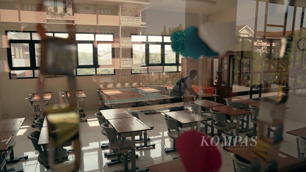 Petugas mendorong meja untuk persiapan pembelajaran tatap muka (PTM) terbatas di SDN Malaka Jaya 07 Pagi, Jakarta Timur, Kamis (26/8/2021). Pemerintah Provinsi DKI Jakarta menyiapkan 610 sekolah untuk pembelajaran tatap muka terbatas. 