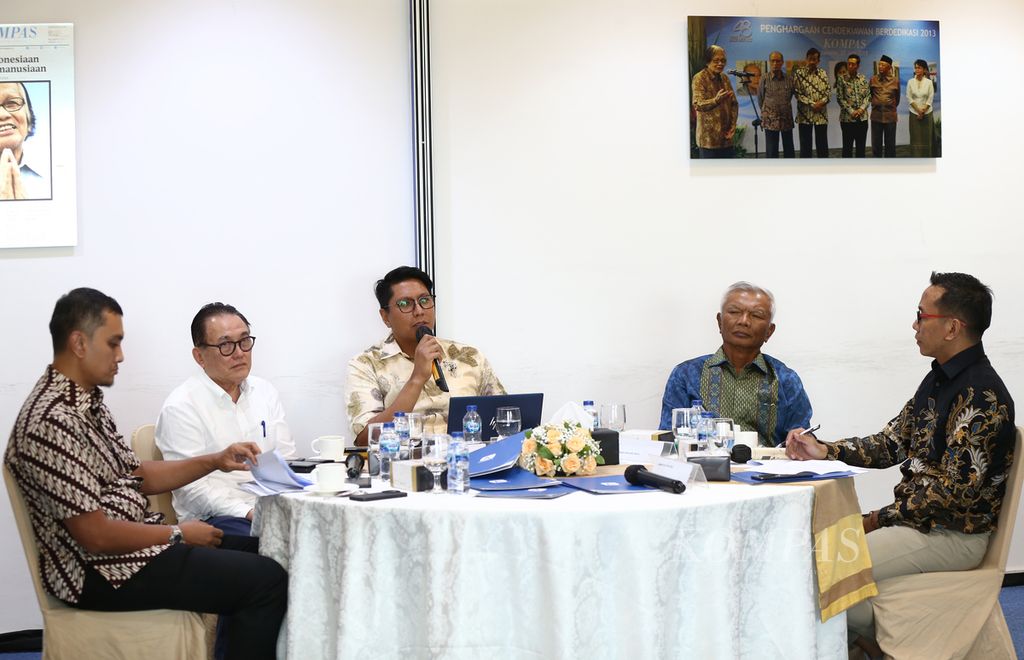 Focus Group Discussion dengan judul "Kesiapan Industri Pendukung Dalam Menyerap Produk Hilirasi" menghadirkan narasumber (kiri-kanan) Komite Tetap Minerba Kadin Indonesia A Rizqi Darsono, Staf Ahli Menteri ESDM Irwandy Arif, Wakil Ketua Indonesian Mining Association Ezra Sibarani, CEO PT Indonesia Morowali Industrial Park (IMIP), Alexander Barus, serta moderator Aris Prasetyo di Menara Kompas, Jakarta Pusat, Selasa (03/10/2023). 
