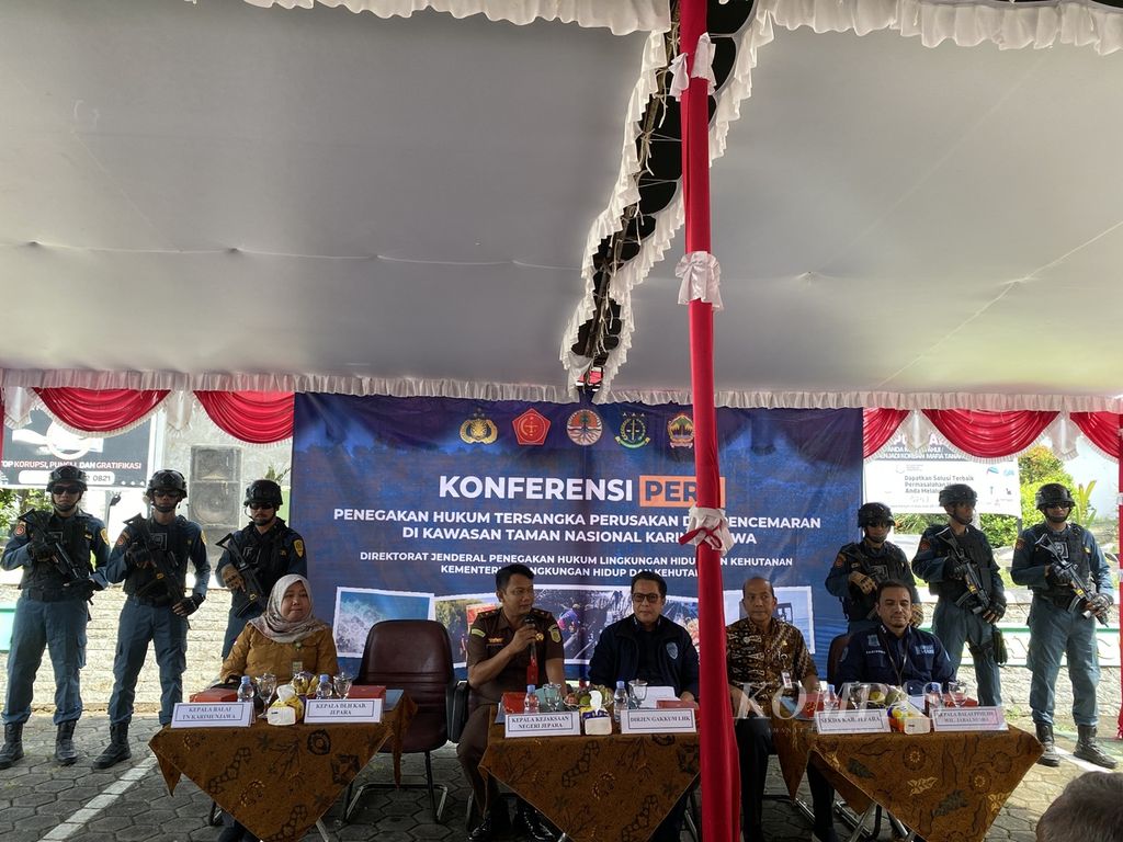 Konferensi pers di halaman Kejaksaan Negeri Jepara, Jawa Tengah, Kamis (13/6/2024). 