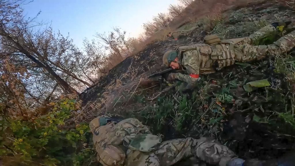 Foto dari video yang dirilis Kementerian Pertahanan Rusia pada 7 November 2024 ini memperlihatkan tentara Rusia bertempur melawan Angkatan Bersenjata Ukraina di Distrik Sudzhansky, wilayah Kursk, Rusia. 