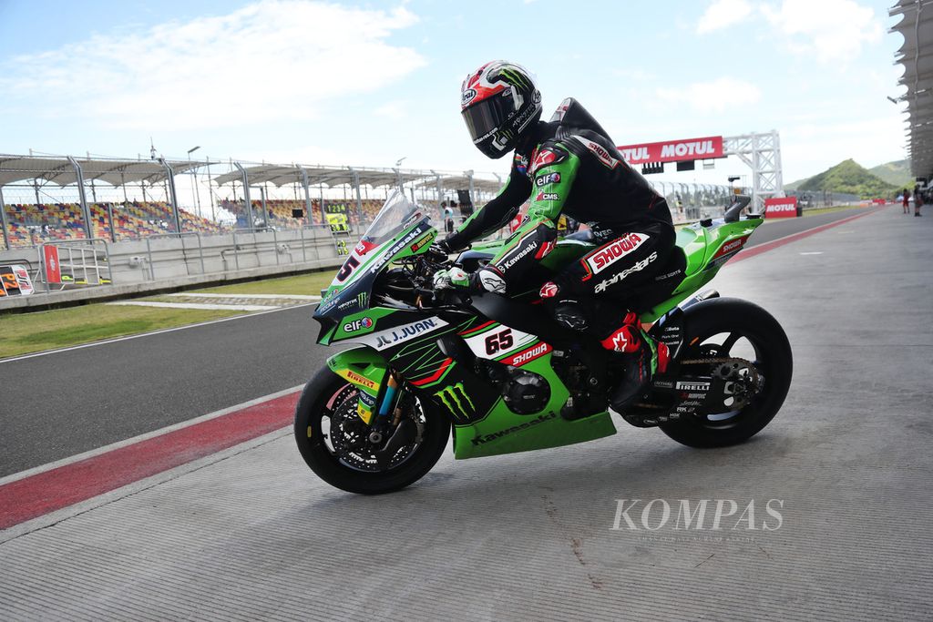 Pebalap Kawasaki Racing Team, Jonathan Rea, bersiap masuk lintasan pada sesi latihan bebas atau free practice (FP) kedua WSBK Mandalika 2023 di Sirkuit Internasional Jalan Raya Pertamina Mandalika di Kuta, Pujut, Lombok Tengah, Nusa Tenggara Barat, Jumat (3/3/3023). Rea mencatat waktu 1 menit 33,203 detik atau menjadi tercepat keempat. 