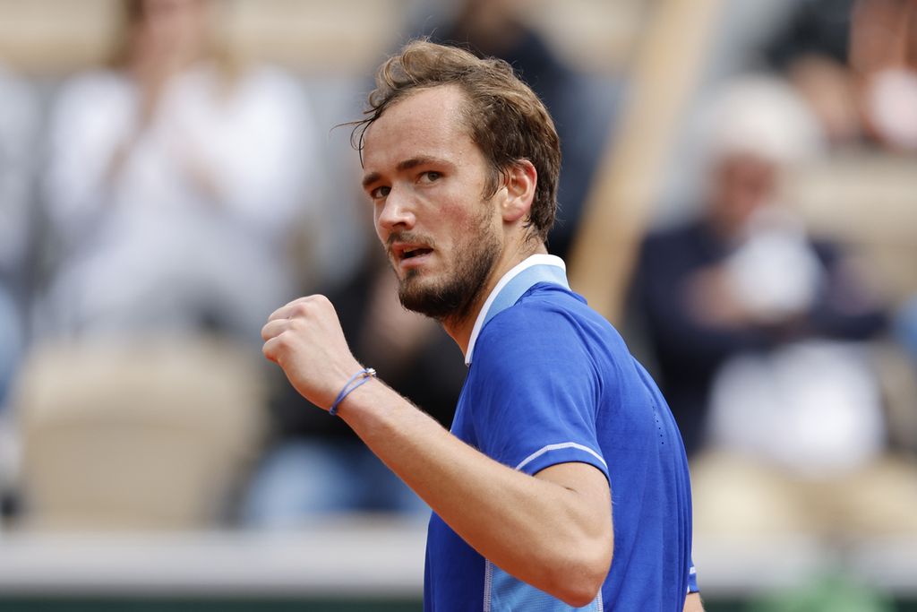 Reaksi Daniil Medvedev setelah meraih poin saat melawan petenis Argentina, Facundo Bagnis, pada laga babak pertama turnamen tenis Grand Slam Perancis Terbuka di Roland Garros, Paris, Perancis, Selasa (24/5/2022). 