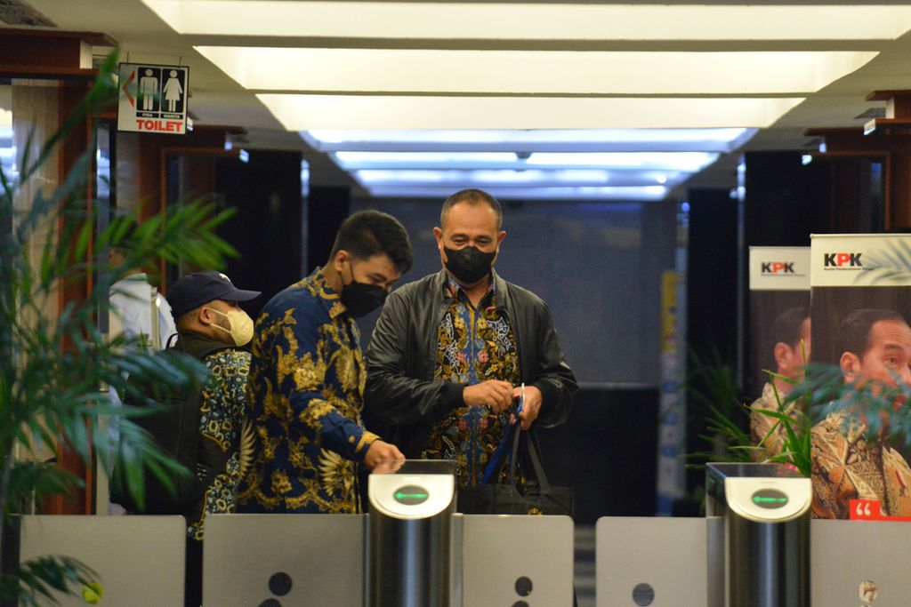 Bekas pejabat eselon III Direktorat Jenderal Pajak Kementerian Keuangan Rafael Alun Trisambodo (tengah) selesai diperiksa di Gedung Komisi Pemberantasan Korupsi (KPK), Jakarta, Rabu (1/3/2023). 