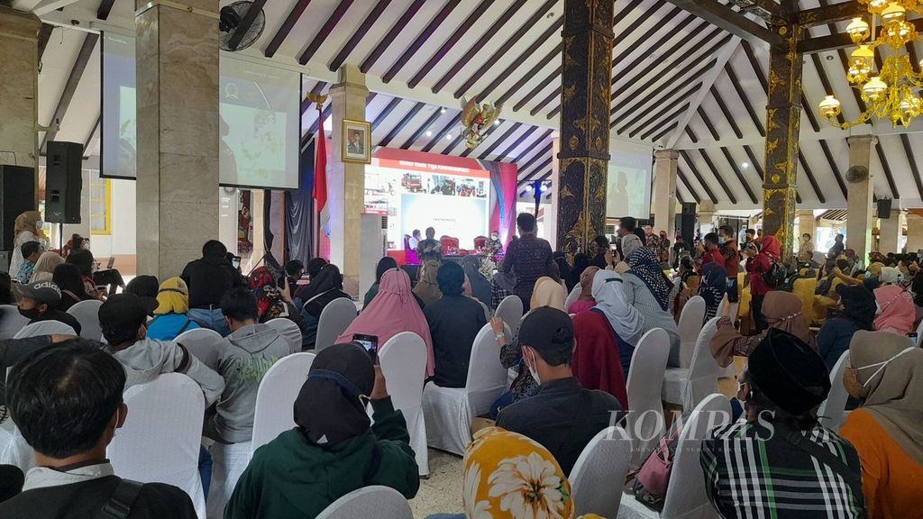 Menteri Sosial tengah berbicara saat peluncuran program pemberdayaan terhadap 2.500 keluarga penerima manfaat sekaligus <i>briefing</i> pendampingan Program Keluarga Harapan (PKH) di wilayah Malang Raya, Sabtu (25/6/2022), di Kabupaten Malang, Jawa Timur.
