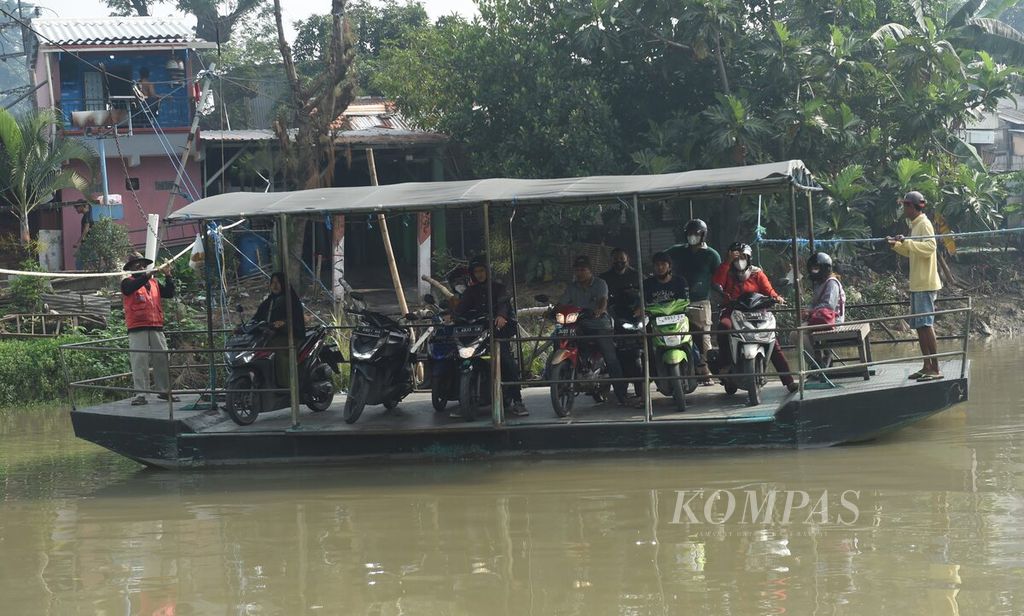 Warga menggunakan jasa perahu tambang di Sungai Wonokromo yang memisahkan antara kawasan Wonorejo Timur dan Medokan Semampir, Surabaya, Jawa Timur, Jumat (17/3/2023).