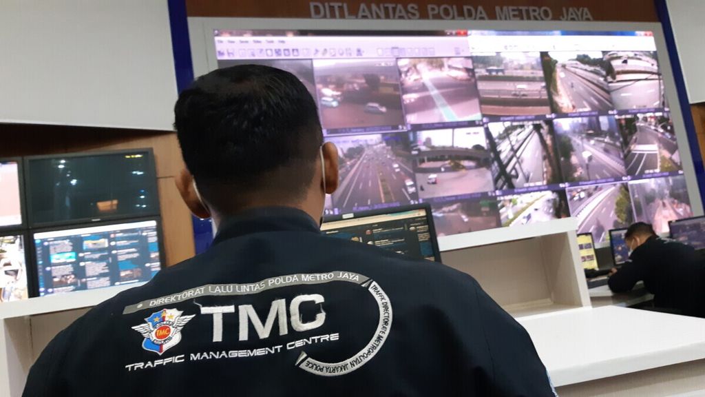 Suasana di ruang Traffic Management Centre Polda di Jakarta, Rabu (24/3/2021). 