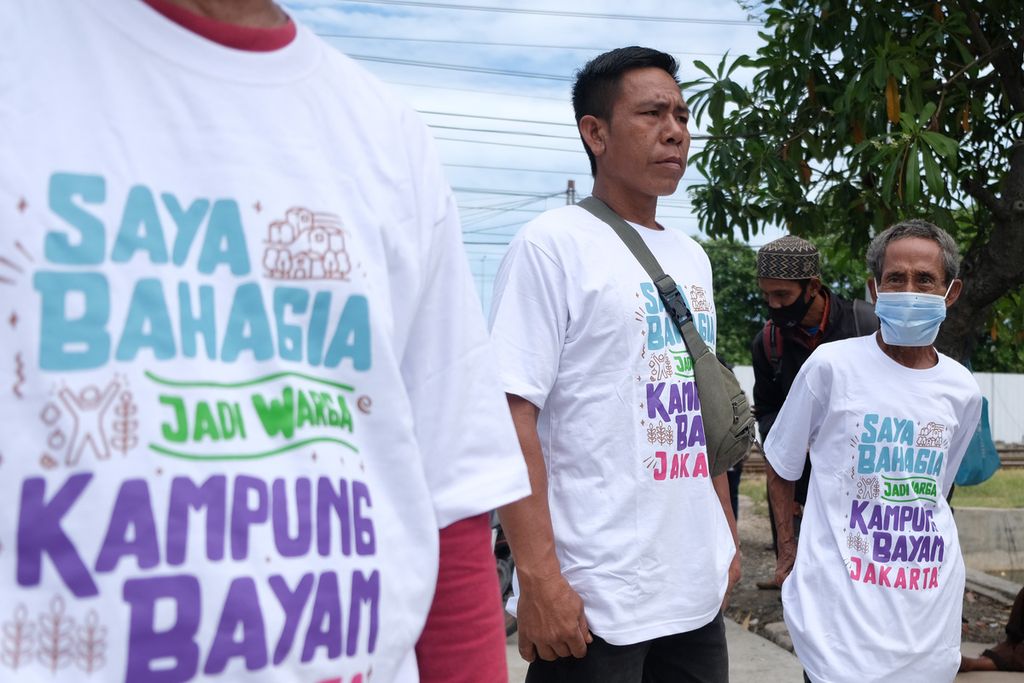 Warga melakukan aksi di depan Jakarta International Stadium, Jakarta Utara, Senin (21/11/2022). 
