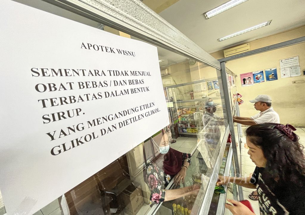 Poster notification regarding the temporary cessation of the sale of syrup drugs at the Wisnu pharmacy, Ciledug, Tangerang City, Banten, Sunday (23/10/2022). The cessation of the sale of the syrup drug product follows an appeal from the Ministry of Health regarding the outbreak of atypical progressive acute kidney injury in children.