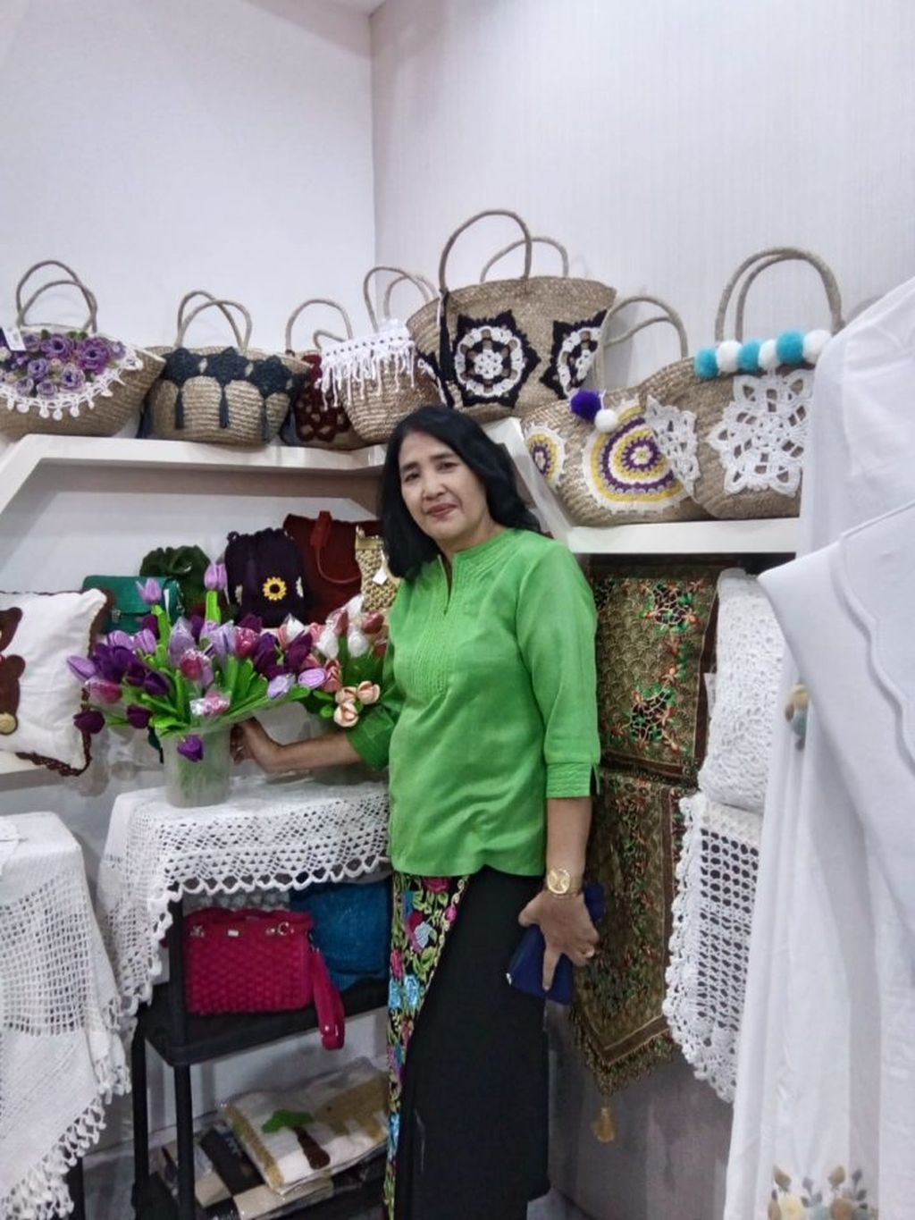 https://assetd.kompas.id/UBNCkMcN-S5TAEs5TEsOTn2ILmI=/1024x1365/https%3A%2F%2Fkompas.id%2Fwp-content%2Fuploads%2F2022%2F06%2F220620-SETC-Foto-Profil-Bu-Win-5-720x960.jpg