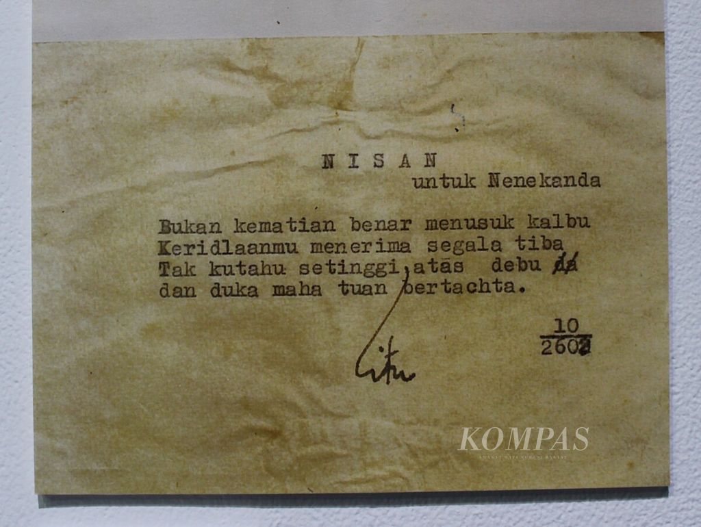 Puisi Chairil Anwar berjudul "Nisan" dipajang pada Pameran Arsip Seratus Tahun Chairil Anwar: Aku Berkisar Antara Mereka di Galeri Salihara, Jakarta, Jumat (28/10/2022) malam.