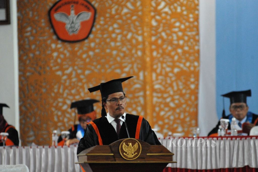 Dosen ilmu hukum administrasi negara Universitas Jambi, Helmi, dikukuhkan sebagai guru besar bersama sembilan dosen lain. Pengukuhan itu diharapkan menjadi tonggak transformasi dalam pembelajaran, penelitian yang kolaboratif, hingga pengabdian lebih luas kepada masyarakat.