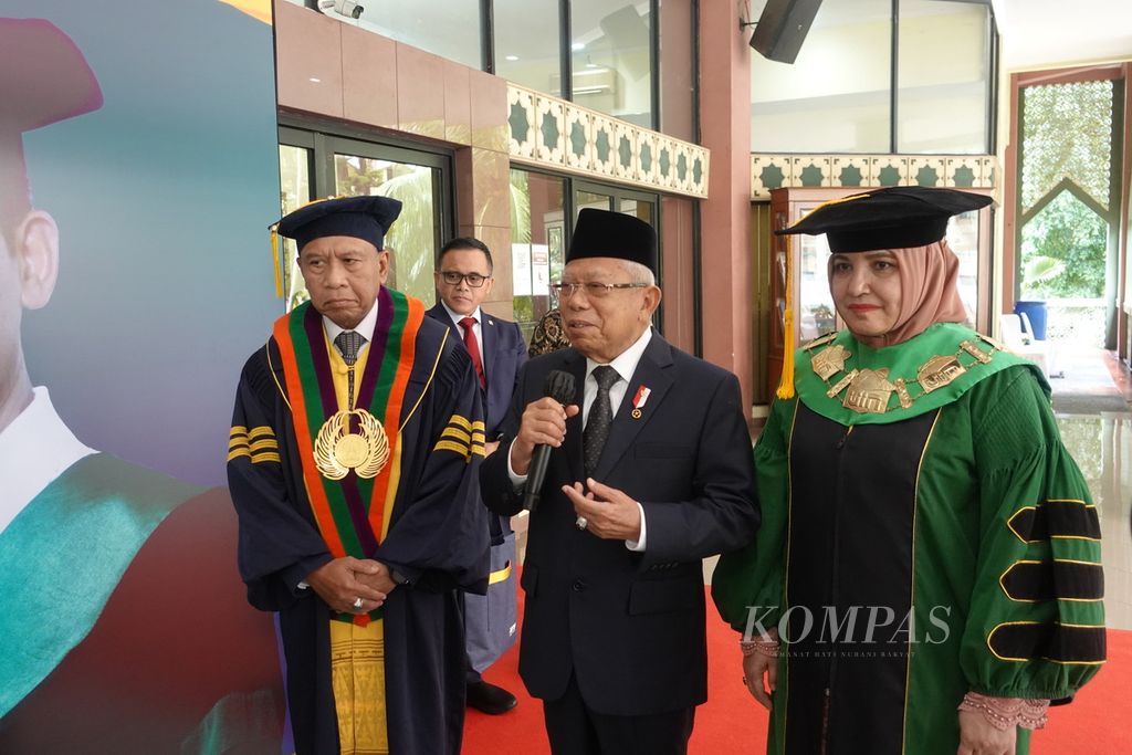 Wakil Presiden Ma'ruf Amin pada sesi keterangan pers seusai menghadiri Sidang Senat Terbuka Pengukuhan Guru Besar dan Orasi Ilmiah Asrorun Ni’am Sholeh di Universitas Islam Negeri (UIN) Syarif Hidayatullah Jakarta, Jalan Ir H Juanda Nomor 95, Ciputat Timur, Tangerang Selatan, Banten, Selasa (22/2/2023).