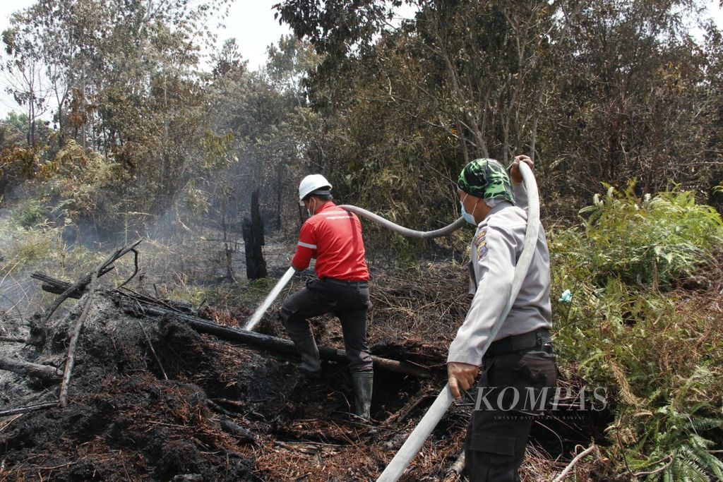 https://assetd.kompas.id/UEM_OyfhM36XK_aroahhPt2nwJQ=/1024x683/filters:watermark(https://cdn-content.kompas.id/umum/kompas_main_logo.png,-16p,-13p,0)/https%3A%2F%2Fkompas.id%2Fwp-content%2Fuploads%2F2019%2F08%2F20190812sah-karhutla-riau-2_1565599587.jpg