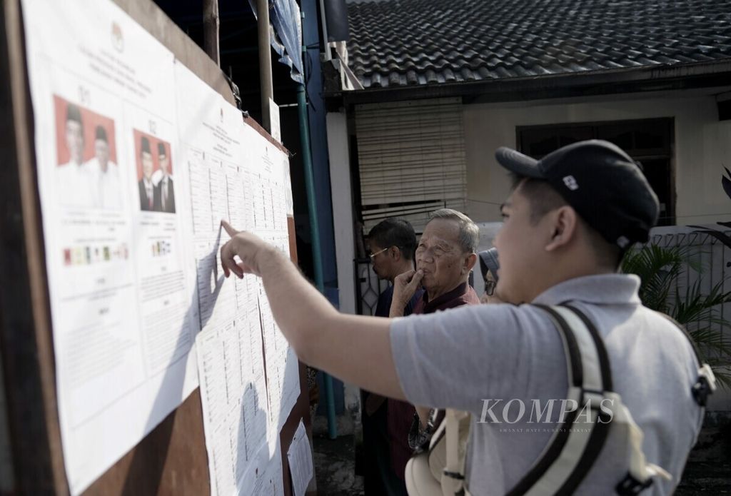 Warga melihat daftar calon tetap yang tertempel di luar Tempat Pemungutan Suara 29 Kelurahan Cibodasari, Cibodas, Tangerang, Banten dalam Pemilu 2019, Rabu (17/4/2019).