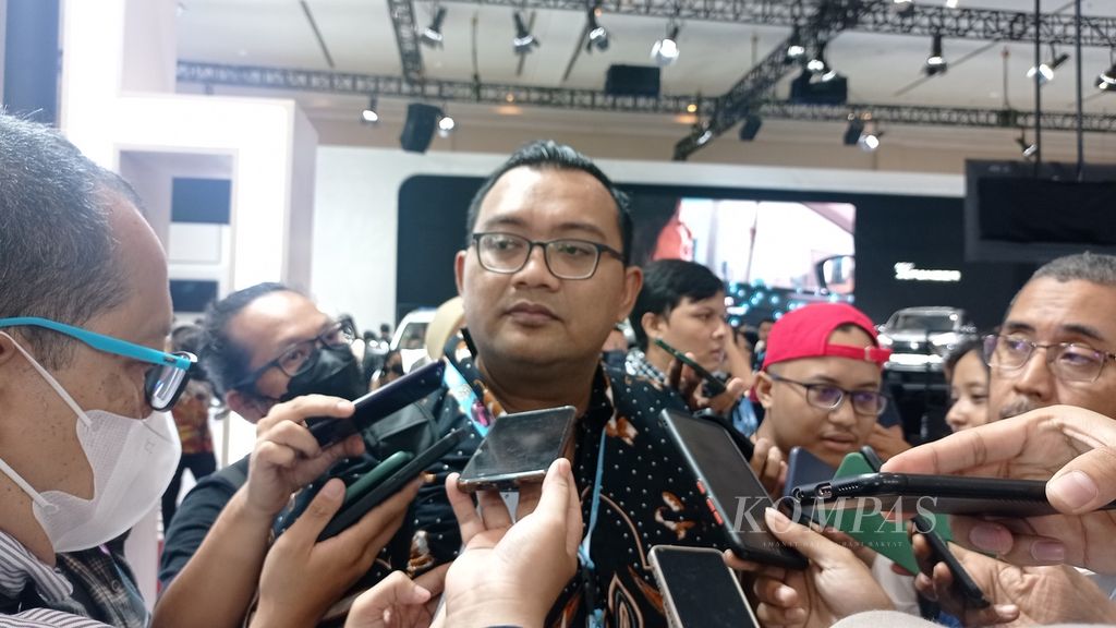 Donny Saputra, 4W Marketing Director PT Suzuki Indomobil Sales, menjawab pertanyaan wartawan saat pameran Gaikindo Jakarta Auto Week 2023 di Jakarta Convention Center, Senayan, Jumat (10/3/2023).