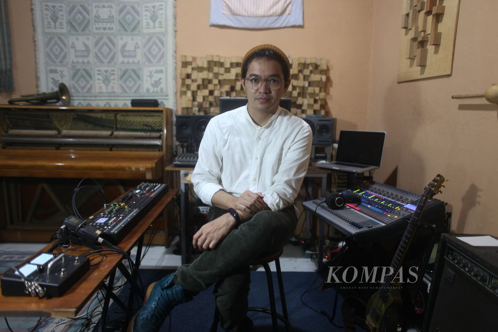 Musisi dan produser Tesla Manaf alias Kuntari di studio musiknya di Awiligar, Kota Bandung.