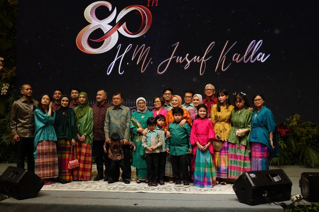 Keluarga Jusuf Kalla yang hadir di acara syukuran 80 tahun sekaligus peluncuran buku <i>Jusuf Kalla di Balik Beragam Isu</i> di Gedung Tribrata, Jakarta Selatan, Rabu (25/5/2022).