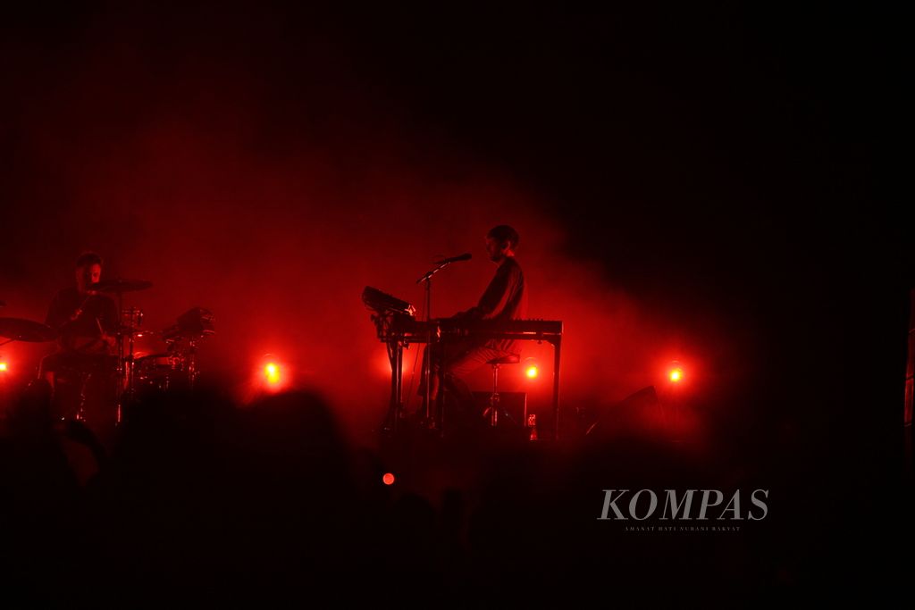 Penampilan James Blake pada hari ketiga festival musik Joyland di Peninsula Island, Nusa Dua, Badung, Bali, pada Minggu (3/3/2024). Blake adalah musisi asal Inggris yang banyak memproduksi lagu untuk penyanyi tenar, seperti Beyonce dan Kendrick Lamar.