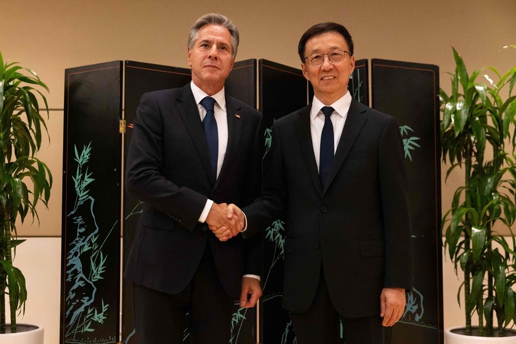 Menteri Luar Negeri AS Antony Blinken (kiri) dan Wakil Presiden China Han Zheng berjabat tangan dalam pertemuan mereka di New York, AS, Senin (18/9/2023), menjelang sidang Majelis Umum Ke-78 PBB. 
