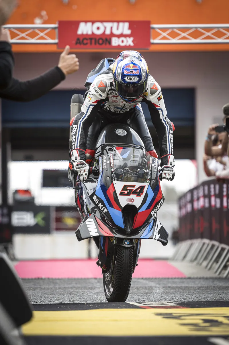 Pebalap tim Rokit BMW Motorrad Toprak Razgatlioglu melakukan stoppie saat merayakan kemenangan balapan satu Superbike seri Estoril, Sabtu (12/10/2024). Razgatlioglu juga memenangi balapan dua serta finis di posisi kedua dalam balapan superpole pada Minggu (13/10). Pebalap asal Turki itu akan menjadi juara Superbike 2024 seusai balapan satu di Jerez akhir pekan depan jika kehilangan maksimal sembilan poin dari pesaingnya, Nicolo Bulega.
