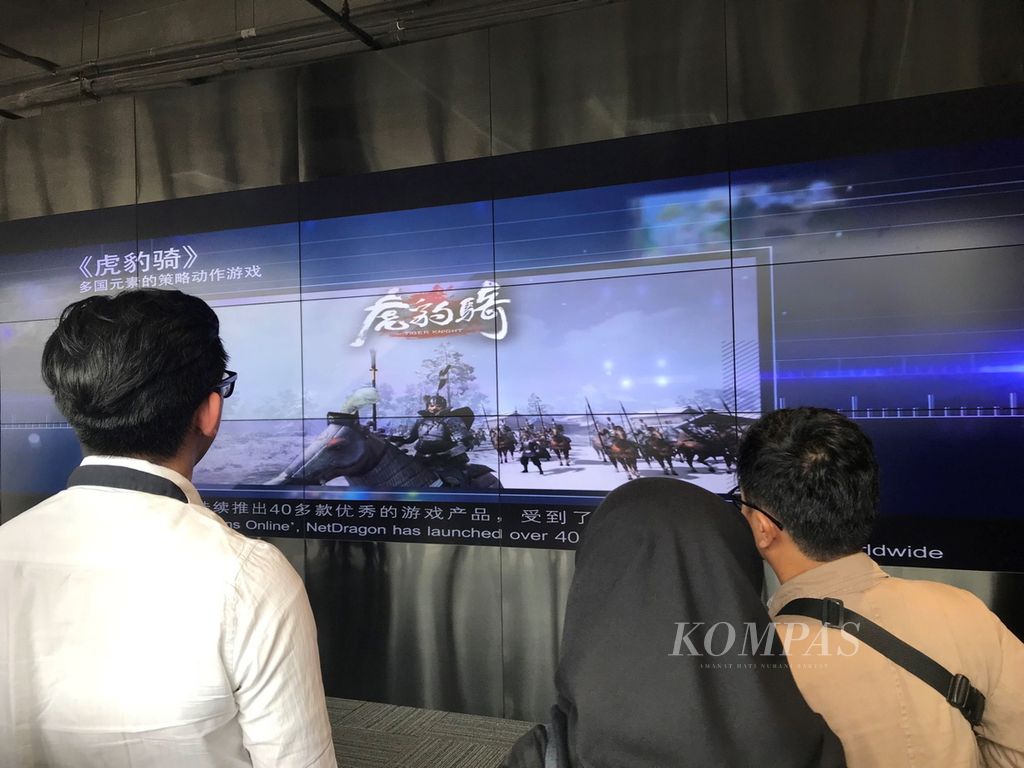 Peserta pertukaran mahasiswa dari Indonesia ke China, mengamati kemajuan teknologi digital di perusahaan game daring Netdragon, Fuzhou, Provinsi Fujian, Jumat (20/4/2018). China saat ini berambisi mendominasi teknologi kecerdasan buatan (artificial intelligent/AI).
